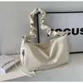 Dettaglio della borsa a tracolla plissettata color crema con ciondolo a stella in metallo - Bianco Sporco