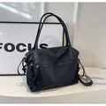 Dettaglio borsa in nylon impermeabile con manici in pelle e doppie tasche con zip - Nero
