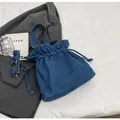 Dunkelblaue Jeans-Beuteltasche mit Kordelzug und verstellbarem Schultergurt - Hellblau