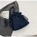 Dunkelblaue Denim Beuteltasche mit Kordelzug und abnehmbarem Schultergurt - Dunkelblau