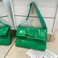 Glanzende groene messenger bag met geplooide ledertextuur en brede nylon riem - Groen
