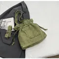 Grüne Denim-Beuteltasche mit Kordelzug, verstellbarem Gurt und Fronttasche - Grün