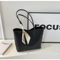 Bolso tote minimalista en cuero PU negro con elegante pañuelo de seda envuelto en el asa - Negro