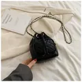 Schicke schwarze gesteppte Eimer-Tasche mit Kettenriemen und Kordelzugverschluss - Schwarz