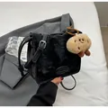 Retro schwarze Bucket Bag mit Faltenoptik Samttextur und Plüsch-Anhänger - Schwarz