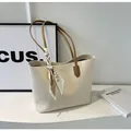 Bolso tote minimalista blanco roto con correas marrones y detalle de pañuelo de seda - Blanco Roto