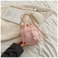 Zartrosa Stepp-Beuteltasche aus Leder mit goldener Kette und Kordelzugverschluss - Rosa