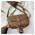Dettaglio borsa a tracolla vintage in pelle litchi marrone con fibbia dorata e cinturino - Marrone