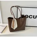 Bolso tote de cuero marrón oscuro con pañuelo decorativo y letras minimalistas de moda - café