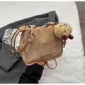 Minimalistische Falten-Beuteltasche in Camel mit Plüschbär-Anhänger und Kordelzug - Khaki