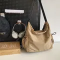 Casual τσάντα χιαστί από νάιλον σε χακί χρώμα με μεγάλη χωρητικότητα και κορδόνι - Χακί