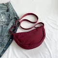 Borsa a tracolla a mezzaluna in nylon bordeaux con ampia tracolla regolabile - Rosso