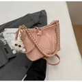 Roze bucket bag met marmertextuur, kettinghandvat en zachte pluche hanger detail - Marmeren Textuur / Roze