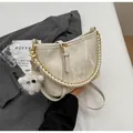 Elegante crèmewitte bucket bag met marmerpatroon, gouden ketting en lamshanger - Marmeren Textuur / Broken Wit