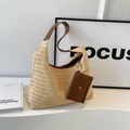 Bolso tote grande de paja tejida beige con correa de cuero marrón y estuche pequeño - Caqui