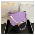 Borsa a tracolla trapuntata lilla con catena di perle e dettagli in metallo a cuore - Viola