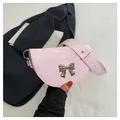 Sacoche rose avec nœud métallique et large bandoulière au fini brillant élégant - Rose