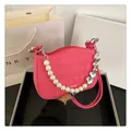 Sac bandoulière matelassé rose avec grande chaîne en perles et détails de cœurs argentés - Rose