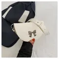 Sac selle en cuir verni blanc crème avec nœud en métal argenté et bandoulière réglable - Blanc Cassé