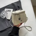 Mini sac seau crème avec cuir froissé et bandoulière chaîne en métal floral - Blanc Cassé