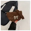 Sacoche marron en cuir avec texture plissée brillante et détail de nœud argenté - Café