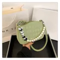 Sac bandoulière vert avocat matelassé avec breloques perles et cœur en finition texturée - Vert