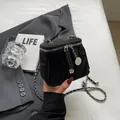Mini sac boîte en velours noir avec zip camélia et bandoulière chaîne argent - Noir