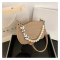Sac beige matelassé en demi-lune avec chaîne à cœurs argentés et perles chic - Kaki