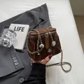 Mini sac seau en velours marron avec bandoulière chaîne et camélia en métal - Café