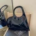 Glanzende zwarte hartvormige handtas van lakleer met een luxe vintage afwerking - Zwart