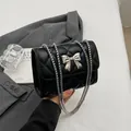 Sac bandoulière noir matelassé avec boucle nœud argentée et bandoulière chaîne - Noir
