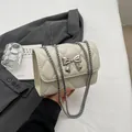 Sac bandoulière matelassé crème avec chaîne argentée et détail nœud métal - Blanc Cassé
