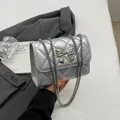 Sac bandoulière matelassé argenté avec nœud métallique et bandoulière chaîne chic - Argent