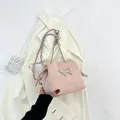 Sac seau rose à cordon avec chaîne papillon argentée et texture plissée - Rose