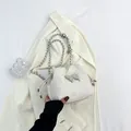 Sac seau ivoire à cordon avec chaîne papillon argentée et texture satinée plissée - Blanc