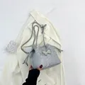Sac seau argenté avec chaîne papillon et texture métallique plissée élégante - Argent