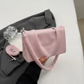 Sac carré plissé rose pâle avec poignée froncée assortie et détails argentés - Rose