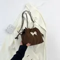 Sac seau marron avec chaîne papillon argentée et finition texturée pour femme - Marron