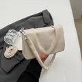 Sac bandoulière plissé beige chic en cuir PU souple avec des détails argentés - Poche zippée