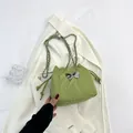 Sac seau vert herbe avec chaîne papillon argentée et tissu à texture froissée - Vert