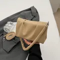 Sac bandoulière plissé beige avec anneaux argentés et texture douce pour femmes chic - Khaki