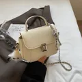 Sac bandoulière matelassé beige avec bandoulière chaîne et charme peluche mignon - Blanc Cassé