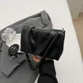 Sac bandoulière noir plissé en cuir synthétique souple avec poignée froissée - Noir
