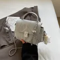 Sac à main en cuir matelassé gris clair avec fermoir argenté et breloque ours - Argent