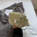 Sac bandoulière vert clair chic avec rabat texture marbre et chaîne argentée - Vert