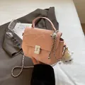 Sac bandoulière en cuir verni matelassé rose avec chaîne et pendentif peluche - Rose