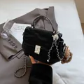 Sac à main plissé noir avec boucle argentée et charmant pendentif ours en peluche - Noir