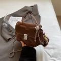 Sac à main en cuir plissé marron foncé pour femme avec peluche et boucle argentée - Café