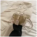 Détail du mini sac seau en paille avec finitions en cuir et fermeture à cordon - Blanc