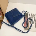 Blaue Denim Beuteltasche mit Vintage-Patchwork und Vordertasche auf weißem Tisch - Dunkelblau